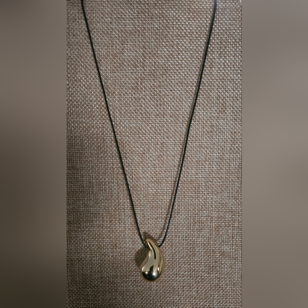 Necklace color gold
